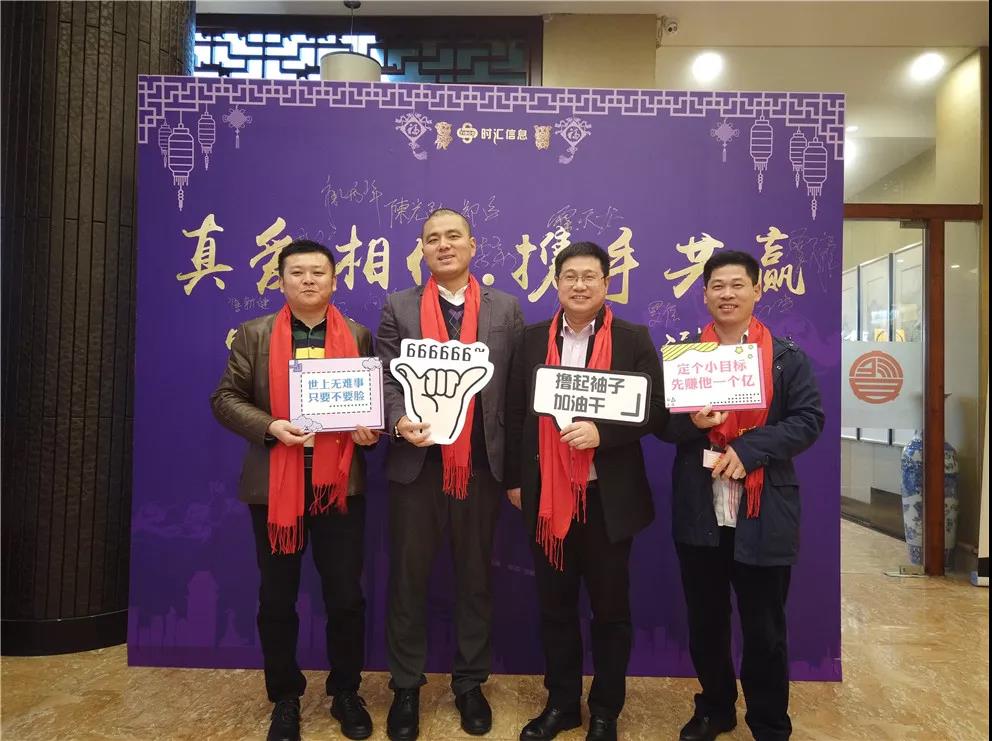 這(zhè)個(gè)春茗，歌(gē)聲萦繞，雄獅舞(wǔ)動