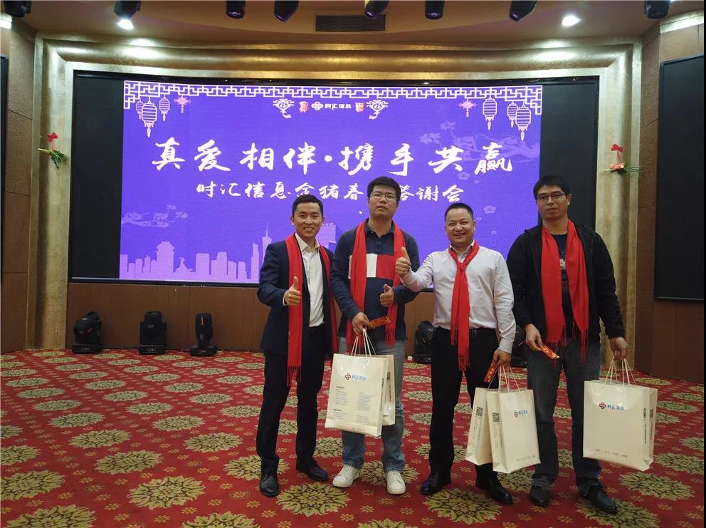 這(zhè)個(gè)春茗，歌(gē)聲萦繞，雄獅舞(wǔ)動
