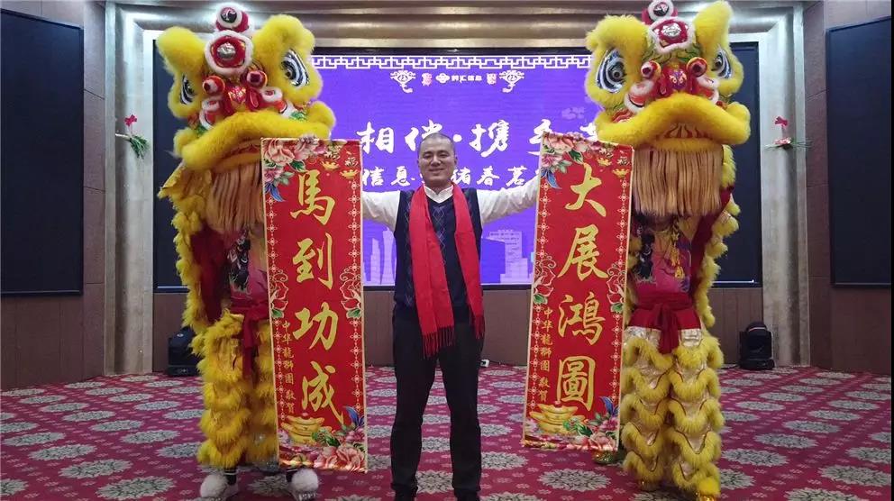 這(zhè)個(gè)春茗，歌(gē)聲萦繞，雄獅舞(wǔ)動