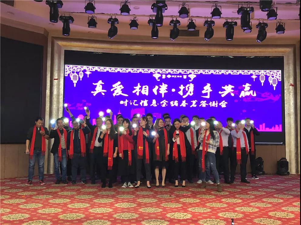 這(zhè)個(gè)春茗，歌(gē)聲萦繞，雄獅舞(wǔ)動